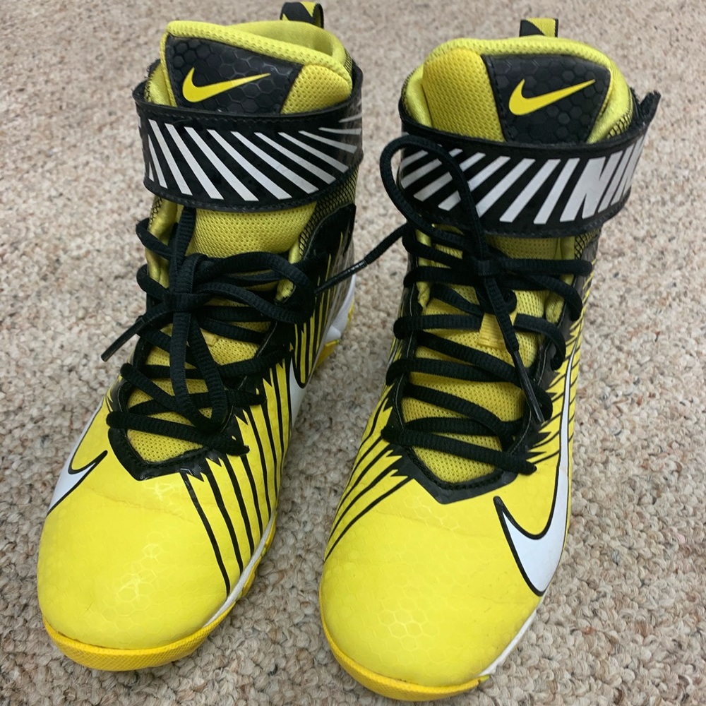 Boys Nike Strike cleats